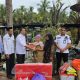 Kabid Linjamsos Muhammad Supian menyerahkan bantuan sosial kepada Wa’dana, korban kebakaran di Desa Manurung, Rabu (16/7/2025).