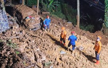 Tim SAR gabungan menyisir Sungai Ciesek di Puncak, Bogor, dalam pencarian korban longsor yang hilang saat memancing di kolam pemancingan, Minggu (6/7/2025). (Foto: BPBD Bogor)