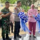 Ketua Bhayangkari Cabang Tanah Bumbu, Ny. Sita Arif Prasetya, didampingi Kapolres AKBP Arif Prasetya, saat memotong pita sebagai tanda peresmian dapur SPPG di Kelurahan Batulicin, Kamis (17/7/2025).