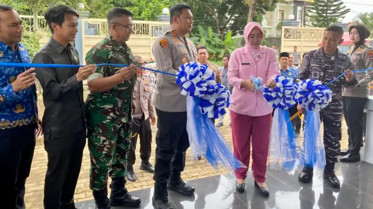 Ketua Bhayangkari Cabang Tanah Bumbu, Ny. Sita Arif Prasetya, didampingi Kapolres AKBP Arif Prasetya, saat memotong pita sebagai tanda peresmian dapur SPPG di Kelurahan Batulicin, Kamis (17/7/2025).