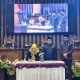 Pj. Sekda Tanah Bumbu, Yulian Herawati, menandatangani naskah Perda disaksikan pimpinan DPRD Tanah Bumbu pada Rapat Paripurna pengesahan tiga Perda baru, Senin (4/8/2025).