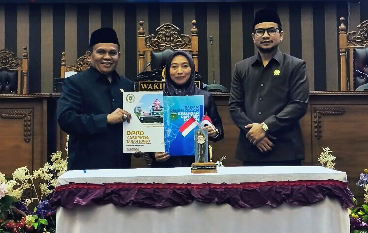 Pimpinan DPRD Tanah Bumbu bersama Pj Sekda menunjukkan dokumen Nota Kesepakatan KUA-PPAS 2026 usai penandatanganan dalam Rapat Paripurna di Ruang Utama Kantor DPRD Tanbu, Selasa (5/8/2025). (Ist.)