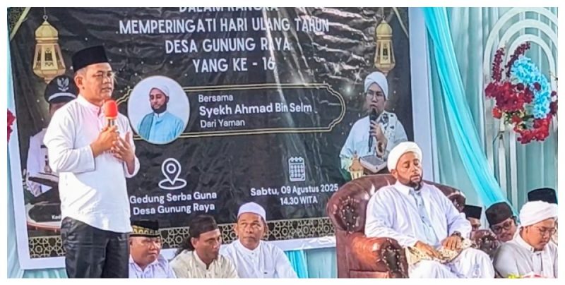 Anggota DPRD Tanah Bumbu dari Fraksi PAN, Makhruri (berdiri kiri), saat memberikan sambutan dalam acara Tabligh Akbar memperingati Hari Ulang Tahun Desa Gunung Raya ke-16, Kecamatan Mantewe, Sabtu (9/8/2025). Acara tersebut menghadirkan ulama asal Yaman, Syekh Ahmad Bin Selm