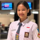 Aliah Sakira, siswi SMA 14 Makassar, membawa baki bendera Merah Putih dalam upacara penurunan bendera HUT ke-80 RI di Istana Merdeka.