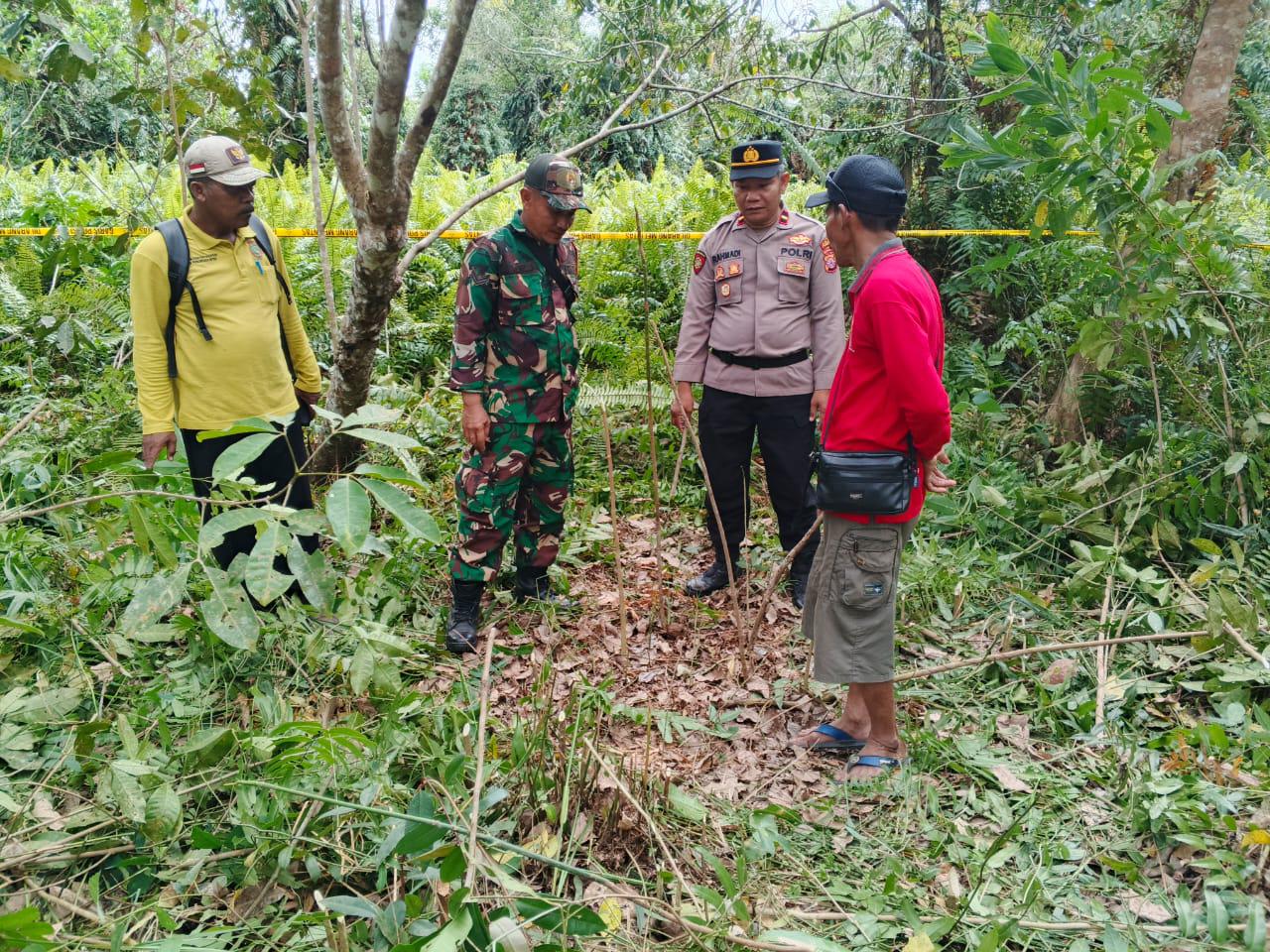 Ket Foto : Lokasi penemuan kerangka manusia di kebun karet Desa Gandang Barat, Kecamatan Maliku, Kabupaten Pulang Pisau, Jumat (1/8/2025).