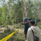 Polisi memasang garis polisi di sekitar lokasi penemuan kerangka manusia di Desa Gandang Barat, Kecamatan Maliku, Kabupaten Pulang Pisau. (Foto : Rabiatul A.)