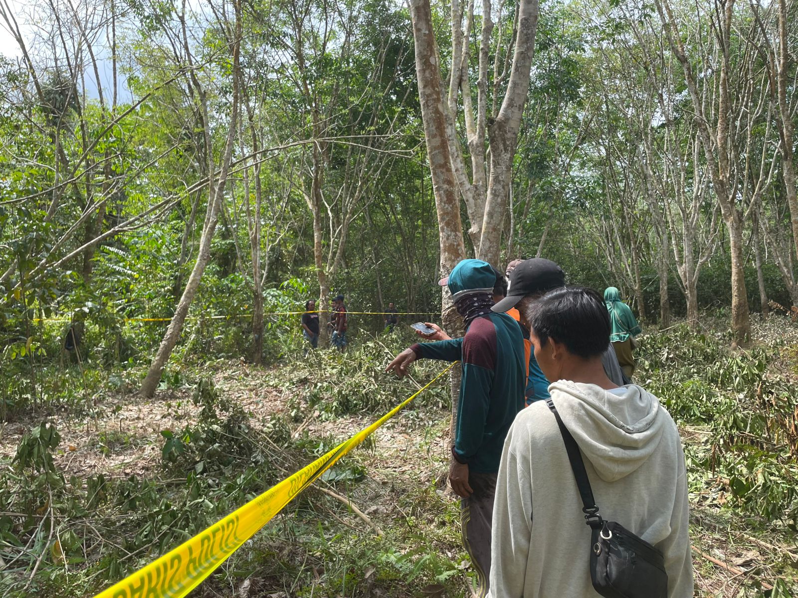 Polisi memasang garis polisi di sekitar lokasi penemuan kerangka manusia di Desa Gandang Barat, Kecamatan Maliku, Kabupaten Pulang Pisau. (Foto : Rabiatul A.)