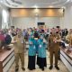 Ketua TP PKK Tanah Bumbu, Andi Irmayani Rudi Latif, bersama jajaran Dinas Perikanan Tanah Bumbu dan peserta technical meeting Lomba Masak Serba Ikan Tingkat Provinsi Kalimantan Selatan 2025, berfoto bersama di Aula Dinas Perikanan dan Kelautan Provinsi Kalimantan Selatan, Senin (4/8/2025).