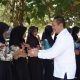 Bupati Sukamara H. Masduki menyalami para siswa dengan hangat usai berdialog dengan masyarakat Desa Pangkalan Muntai dan Desa Petarikan, sebagai bentuk kepedulian terhadap generasi penerus, Rabu (30/07/2025).