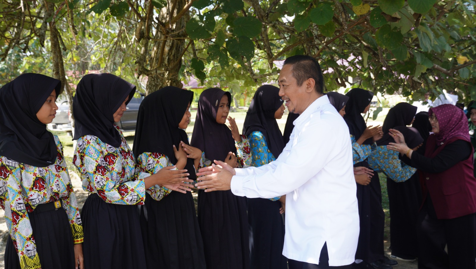 Bupati Sukamara H. Masduki menyalami para siswa dengan hangat usai berdialog dengan masyarakat Desa Pangkalan Muntai dan Desa Petarikan, sebagai bentuk kepedulian terhadap generasi penerus, Rabu (30/07/2025).