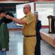 Seorang mahasiswi UNBL dikalungkan medali secara simbolis saat pelepasan peserta KKN-PPM di Balairung Tuntung Pandang, Pelaihari, Senin (4/8/2025), sebagai tanda resmi pengabdian kepada masyarakat desa.