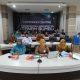 Sejumlah pejabat dan perwakilan perangkat daerah Tanah Bumbu mengikuti Rapat Koordinasi TPK2D secara virtual dari Command Centre Kantor Bupati Tanah Bumbu, Selasa (5/8/2025).