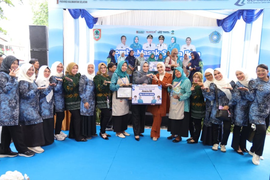 Ketua TP PKK Kabupaten Tanah Bumbu, Andi Irmayani Rudi Latif, bersama tim saat menerima penghargaan Juara 3 Lomba Masak Serba Ikan Provinsi Kalimantan Selatan 2025. Selasa (5/8/2025)