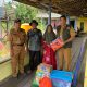 BPBD Tanah Bumbu menyerahkan bantuan logistik kepada korban kebakaran di Desa Pulau Tanjung, Kecamatan Kusan Tengah, Senin (5/8/2025).