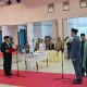 Bupati Sukamara H. Masduki, S.T. menyerahkan SK kepada Sunardi, S.Si., M.Sc., M.Eng. usai melantiknya sebagai Penjabat Sekretaris Daerah Kabupaten Sukamara di Aula Kantor Bupati, Selasa (5/8/2025).