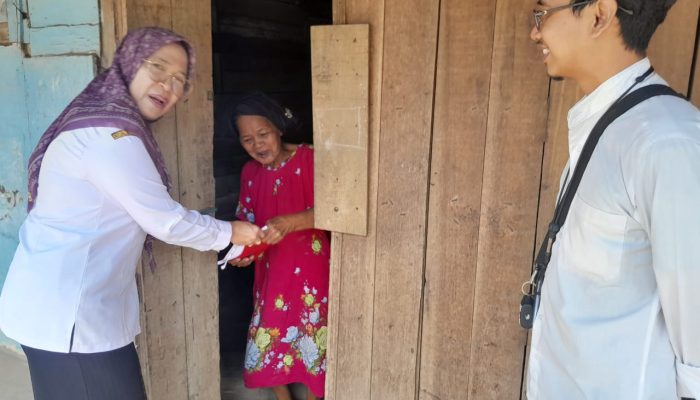 Ibu Tukang Pijat Menangis Terima Bendera Merah Putih dari Kecamatan Kintap