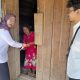 Seorang ibu tukang pijat memeluk petugas Kecamatan Kintap usai menerima bendera Merah Putih, Rabu (6/8/2025), sebagai simbol semangat kemerdekaan di tengah keterbatasan.