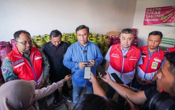 Pimpinan Ombudsman RI Yeka Hendra Fatika (tengah) dan Wakil Dirut Pertamina Patra Niaga Achmad Muchtasyar (kanan) saat melakukan uji petik distribusi LPG 3 Kg di Kota Bengkulu, Rabu (6/8/2025)