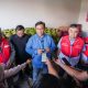 Pimpinan Ombudsman RI Yeka Hendra Fatika (tengah) dan Wakil Dirut Pertamina Patra Niaga Achmad Muchtasyar (kanan) saat melakukan uji petik distribusi LPG 3 Kg di Kota Bengkulu, Rabu (6/8/2025)
