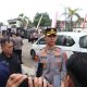 Kapolres Tabalong AKBP Wahyu Ismoyo J. bersama personel dan masyarakat membagikan bendera Merah Putih kepada pengendara di Tabalong, Kamis (7/8/2025).
