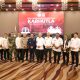 Bupati Tanah Bumbu Andi Rudi Latif berfoto bersama Gubernur Kalsel, pejabat kementerian, Forkopimda, dan kepala daerah usai Rakoor Pengendalian Karhutla 2025 di Banjarbaru, Kamis (7/8/2025).