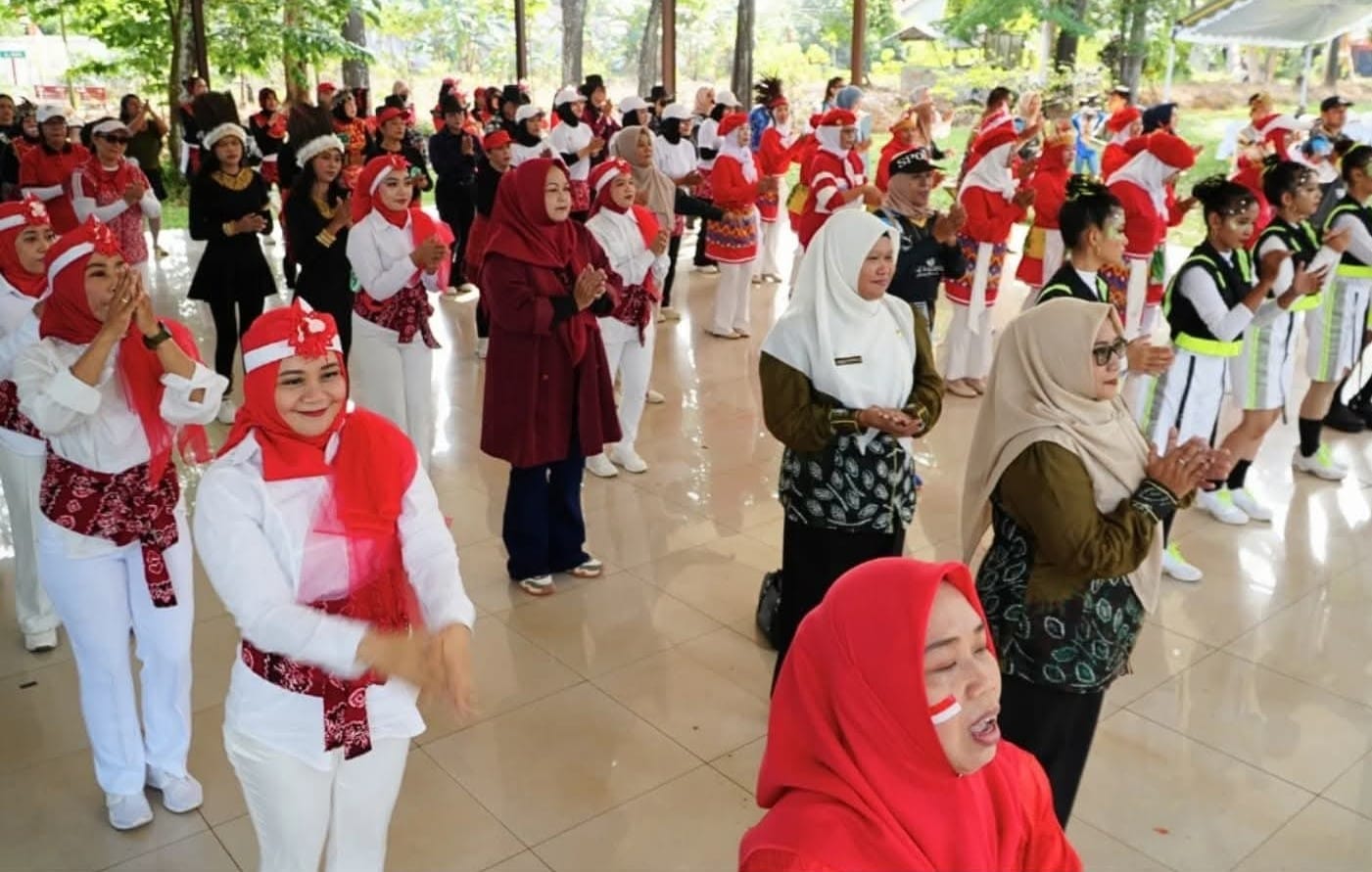 Ket Foto : Kegiatan lomba senam Universal Line Dance (ULD) di Pendopo RTH Kijang Mas, Pelaihari, Kamis (7/8/2025).