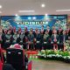 Direktur Politeknik Negeri Tanah Laut, Dr. Mufrida Zein, M.Pd., berfoto bersama para dosen dan mahasiswa usai prosesi yudisium, menandai kelulusan 470 mahasiswa tahun akademik 2024/2025.