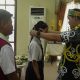 Bupati Pulang Pisau H. Ahmad Rifa’i mengalungkan medali kepada salah satu peserta Lomba Cerdas Cermat tingkat SD/MI dan SMP/MTs di Aula Dinas Pendidikan, Jumat (8/8/2025).