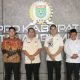 Ketua DPRD Tanah Bumbu Andrean Atma Maulani (kedua dari kanan) dan Wakil Ketua I H. Hasanuddin (kanan) berfoto bersama Kepala Lapas Kelas III Batulicin Arifin Akhmad usai pertemuan di Kantor DPRD Tanah Bumbu, Kamis (7/8/2025).