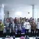 Pj. Sekda Tanah Bumbu Yulian Herawati bersama jajaran Pemkab Tanbu dan perwakilan BPKP Kalsel berfoto bersama usai FGD Evaluasi Pencegahan dan Penurunan Stunting 2025 di Ruang Rapat Kantor Bupati, Jumat (8/8/2025)