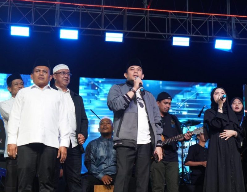Wakil Ketua I DPRD Tanah Bumbu, H. Hasanuddin (kiri depan), bersama Bupati Tanah Bumbu, Andi Rudi Latif (tengah), saat Aksi Tanah Bumbu Bershalawat di Jalan Kodeco KM 2, Kecamatan Simpang Empat, Sabtu malam (9/8/2025).