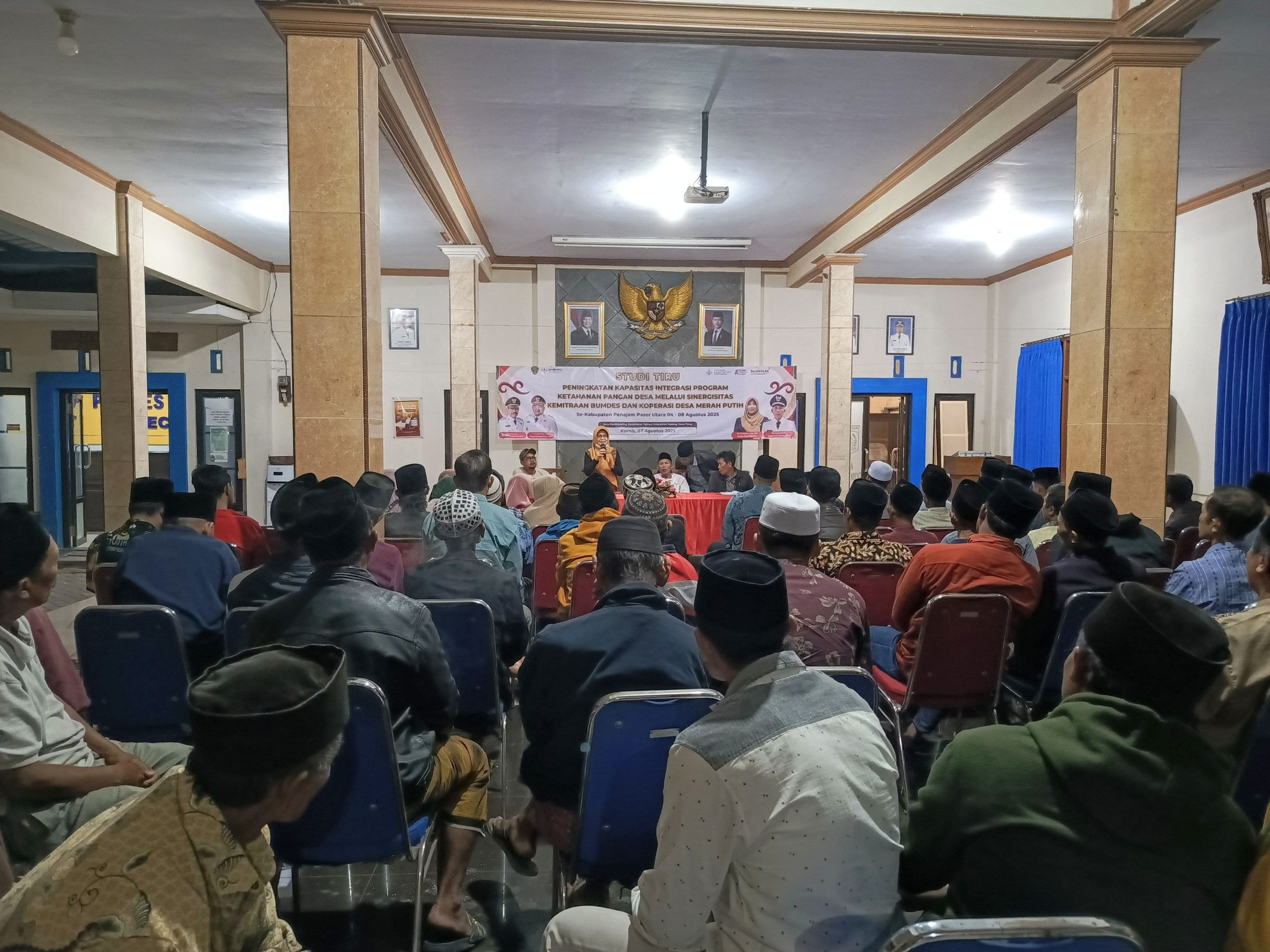 Ket Foto: Kelompok Tani Randugading menyimak sambutan dari Eko Budi Kepala Desa Randugading, saat acara berlangsung di Balai Desa