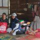 Marliana dari IPARI menyerahkan bantuan sembako kepada Aluh Saniah di rumahnya yang berdinding kayu keropos di Desa Pagatan Besar, Takisung.