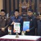 Ketua DPRD Tanah Bumbu Andre Atma Maulani bersama Bupati Tanah Bumbu Andi Rudi Latif dan pimpinan DPRD usai penandatanganan dokumen Perubahan APBD 2025 dalam Rapat Paripurna di Gedung DPRD Tanah Bumbu, Selasa (12/8/2025).