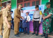 Bupati Sukamara Bagikan 3.350 Paket Seragam dan Tas Sekolah Gratis