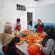 Petugas BUMDes Baji Mangngai mengangkut limbah makanan dari dapur Program Makan Bergizi Gratis untuk diolah menjadi pakan bebek di Kelompok Laleng Kassie, Maros, Rabu (13/8/2025).