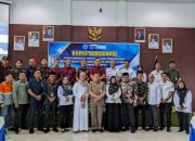 Kepala BNNK Hulu Sungai Selatan Agus Winarti, MPH, memaparkan strategi P4GN dalam Rapat Koordinasi Tahap II di Aula Kecamatan Kandangan, Rabu (13/8/2025).