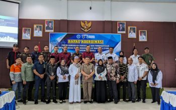 Kepala BNNK Hulu Sungai Selatan Agus Winarti, MPH, memaparkan strategi P4GN dalam Rapat Koordinasi Tahap II di Aula Kecamatan Kandangan, Rabu (13/8/2025).