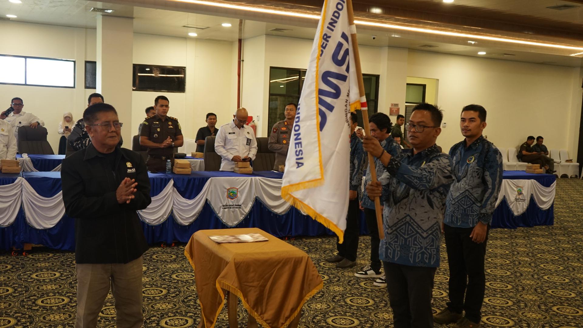 Ketua JMSI Kalsel Mihlan Rusli menyerahkan Bendera Pataka kepada Ketua JMSI Kotabaru Masduki, S.Pd.I, saat pelantikan pengurus JMSI Kotabaru periode 2025–2030 di Aula Bamega, Rabu (13/8/2025).