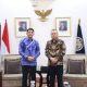 Bupati Tanah Bumbu Andi Rudi Latif (Kiri) berfoto bersama menteri perhubungan Dudy Purwagandhi usai pembahasan penetapan Bandara Bersujud sebagai bandara internasional, Rabu (13/8/2025).
