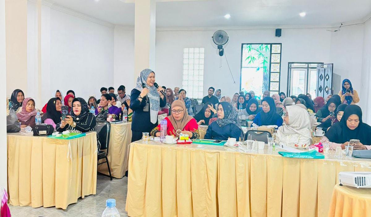 Kepala Dinas Kesehatan Kotabaru Erwin Simanjuntak membuka Bimtek Penyuluhan Keamanan Pangan untuk pelaku IRTP di Aula Hotel Kartika, Desa Dirgahayu, Kamis (14/8/2025).