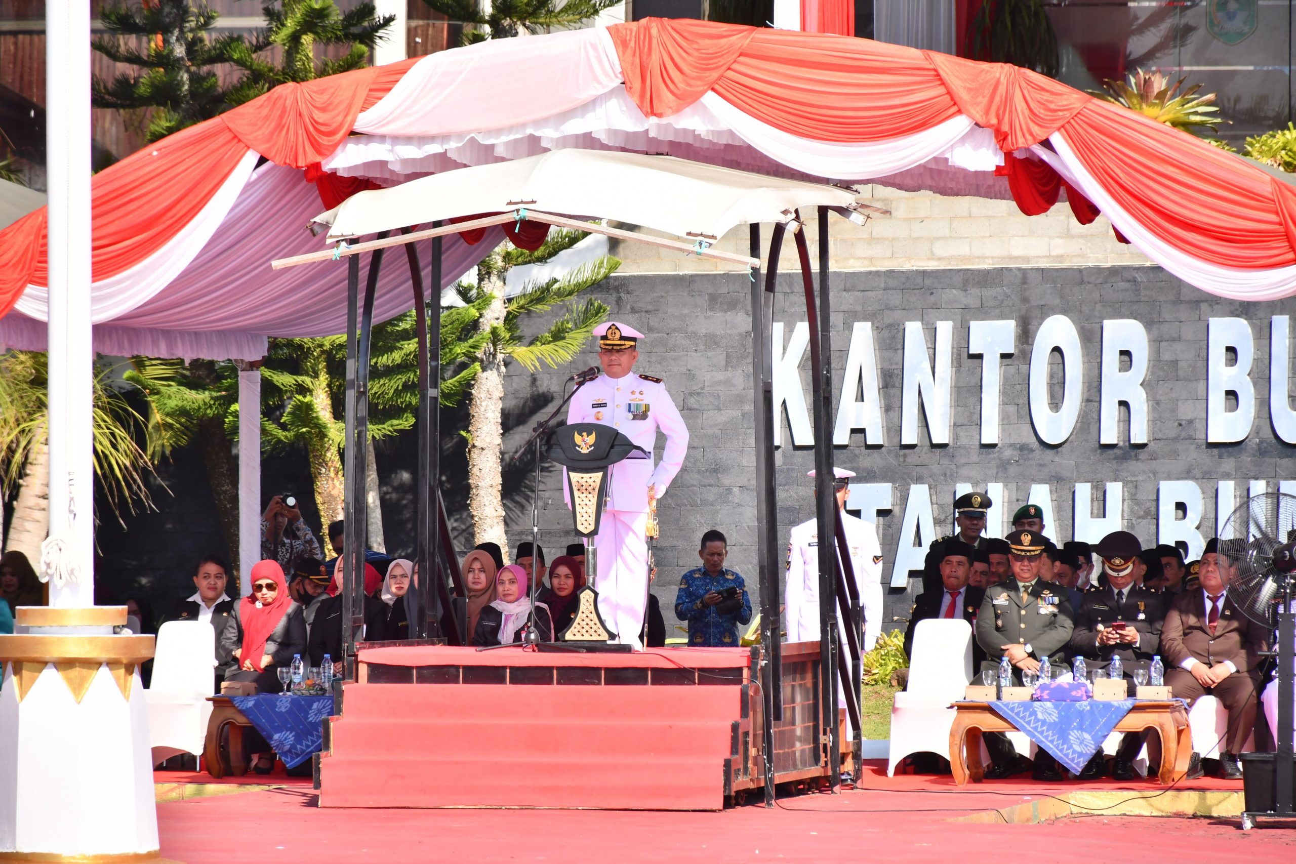 Komandan Lanal Kotabaru Letkol Laut (P) M. Harun Al Rasyid memimpin upacara HUT ke-75 Provinsi Kalimantan Selatan di Lapangan Kantor Bupati Tanah Bumbu, Kamis (14/8/2025).