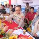 Wakapolda Kalsel Brigjen Pol Dr. Golkar Pangarso Rahardjo Winarsadi menyerahkan beras SPHP kepada warga pada Gerakan Pangan Murah di Gudang Bulog Km 22 Banjarbaru.