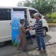 Ket Foto : Pembagian nasi bungkus kepada warga dalam aksi sosial yang dilaksanakan YBM BRILiaN dan BAPEKIS BRI Cabang Kuala Kapuas, Jumat (8/8/2025).