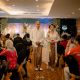 Sepasang model pengantin memperagakan busana adat Jawa, lengkap dengan kebaya dan beskap khas, dalam fashion show acara Wedding Organizer Gathering di The Alana Surabaya.