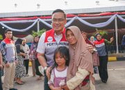 Pertamina Bagikan Seribu Seragam untuk Anak Keluarga Prasejahtera di Jakarta Utara