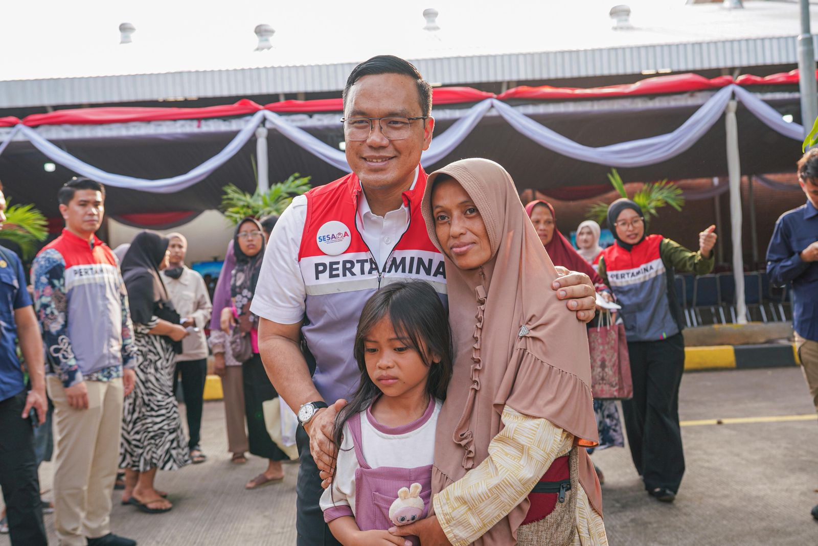 Direktur Utama Pertamina (Persero) Simon Aloysius Mantiri bersama jajaran menyerahkan paket perlengkapan sekolah kepada anak-anak keluarga prasejahtera dalam program SESAMA di Koja, Jakarta Utara.