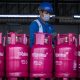 Petugas melayani pembelian Bright Gas di salah satu outlet Pertamina Patra Niaga, dalam promo spesial HUT ke-80 RI.