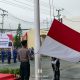Meski diguyur hujan deras, personel Polres Kotabaru tetap tegap mengikuti upacara HUT ke-80 RI.