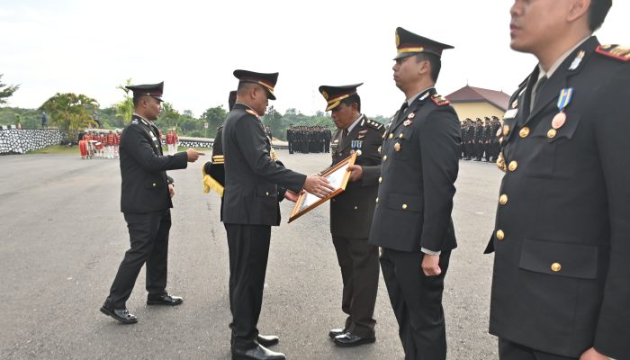 Polda Kalsel Beri Penghargaan Personel Berprestasi di Hari Kemerdekaan